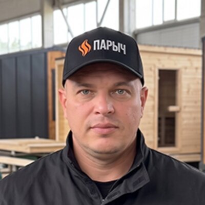 Артём Парыч в цеху: за спиной собранные модули бань и рабочие на сборке